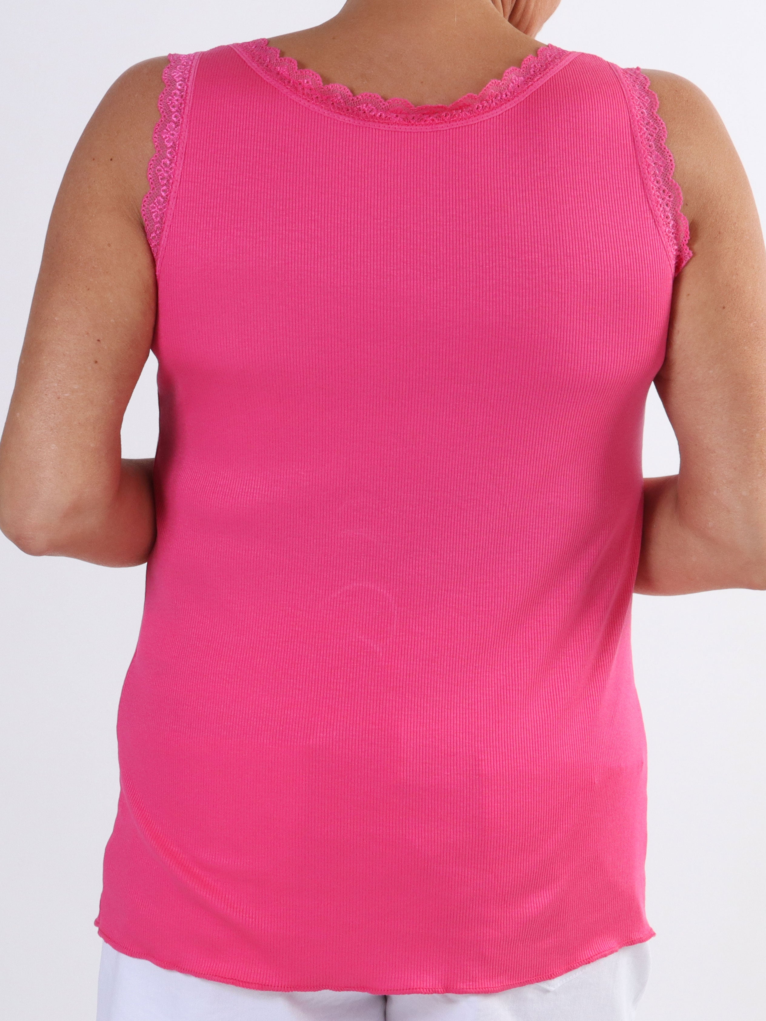 Ibina - Sød plus size top med rib og blondekanter